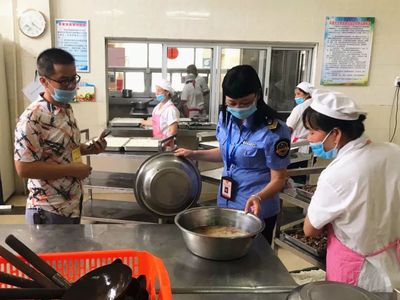始興“十嚴(yán)查”行動(dòng) 守護(hù)學(xué)校與幼兒園食堂的食品安全與食鹽關(guān)